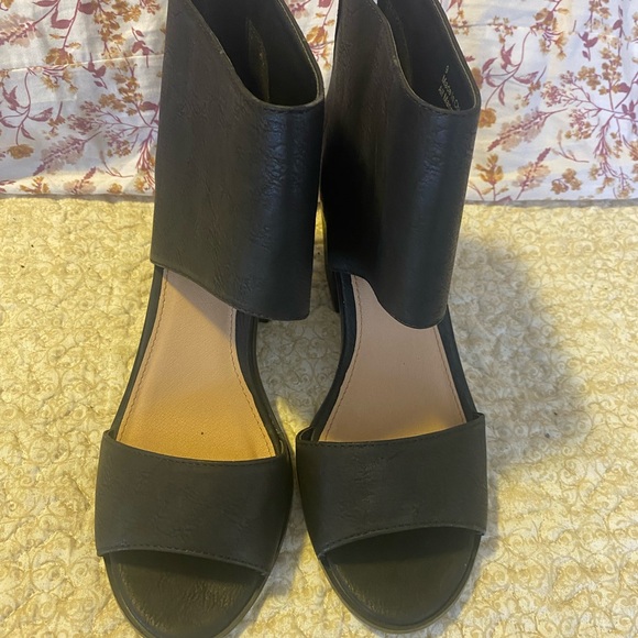 Rebels Elegant Black Ankle Cuff Heels - Picture 1 of 5
